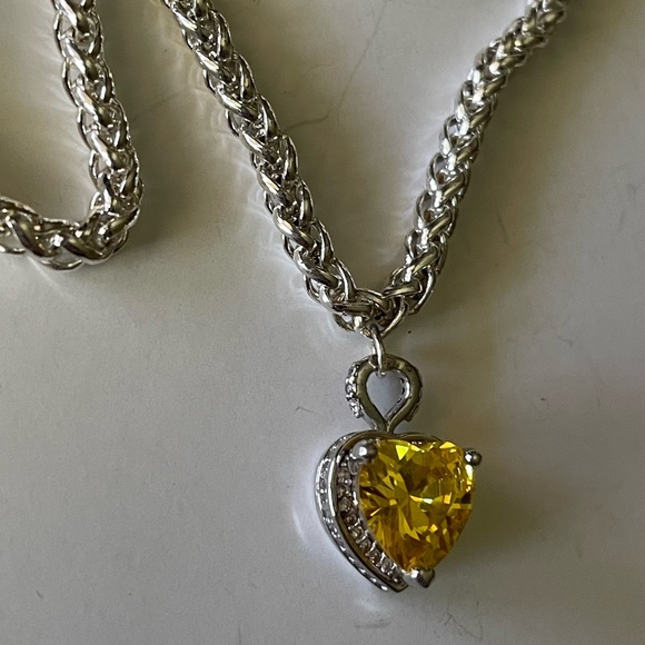 Heart yellow stone pendant and silvertone chain/necklace, vintage ? Thick chain - Picture 4 of 7